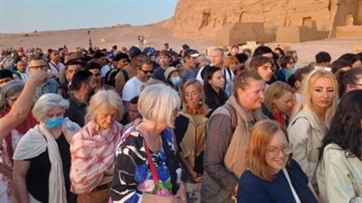 آلاف السائحين يشهدون ظاهرة تعامد الشمس في معبد أبوسمبل