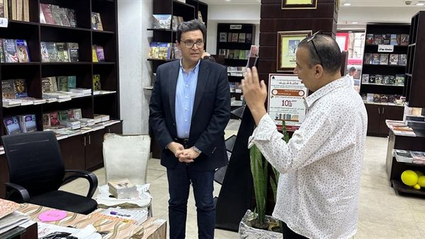 وزير الثقافة يتفقد مكتبة “شريف” ويوجّه بإطلاق صالون ثقافي دوري وحفلات توقيع