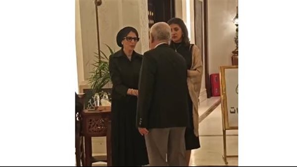 توافد المسؤولين والشخصيات العامة لتقديم العزاء في والدة الدكتورة هالة زايد بمسجد الشرطة