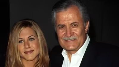 جينيفر أنيستون تكشف عن نصيحة والدها التي كادت تبعدها عن هوليوود