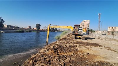 محافظ القليوبية يُتابع إزالة مخالفة ردم وقطع بجسر ترعة الإسماعيلية