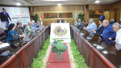 محافظ الغربية  يعقد اجتماعاً موسعاً مع السلاسل التجارية  لتخفيض الأسعار