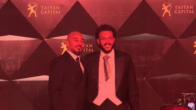 ويجز يخطف الأنظار ببدلة لافته في حفل الجرامي عند سفح الأهرامات (شاهد)