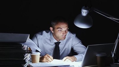 احذر.. العمل الليلي يرفع مخاطر الإصابة بمتلازمة القولون العصبي