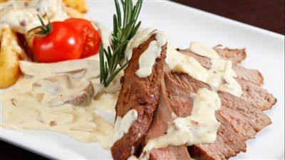 ستيك بالصوص الأبيض.. نكهة لذيذة بمكونات بسيطة