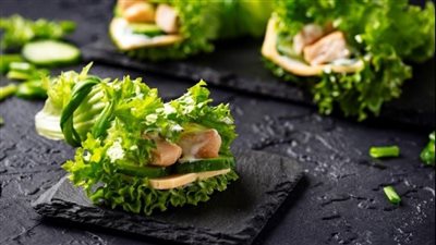 لفائف الخس بالدجاج والأفوكادو.. وجبة خفيفة مثالية للرجيم وغنية بالفوائد