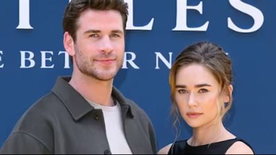 ليام هيمسورث وخطيبته جابرييلا بروكس يخطفان الأنظار على السجادة الحمراء