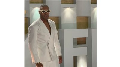 حسن أبو الروس بإطلالة بيضاء على السجادة الحمراء في ختام مهرجان الجونة