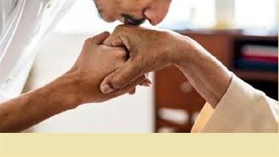 حكم تقبيل يد العلماء والوالدين وكبار السن.. توقير أهل الفضل