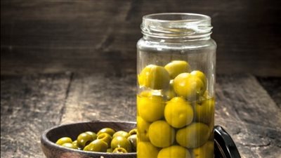 في موسمه.. حضري مخلل الزيتون الأخضر بخطوات سريعة