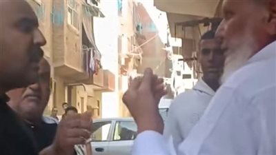 صاحب عقار يصفع 