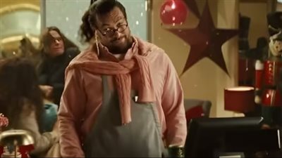 جيسون موموا يصدم الجمهور بمظهر جديد كلياً في إعلان عيد الميلاد