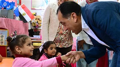 مدبولي يشيد بسير العملية التعليمية بإحدى المدارس ويتفقد جامعة السويس الأهلية