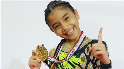 اللاعبة خديجة تلفت الأنظار في بطولة كأس مصر للجمباز 