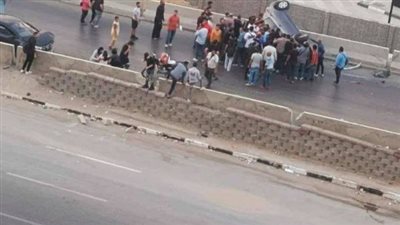 إصابة 3 أشخاص في تصادم سيارتين وانقلاب احداها على محور الكفراوي بالمعادي