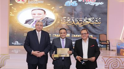 وكيل صحة الدقهلية يهنئ مدير صدر المنصورة لتكريمه من مستشار رئيس الجمهورية