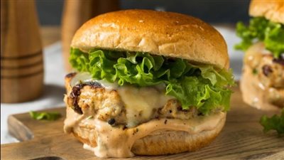 وجبة سريعة| حضري برجر الدجاج بصوص المايونيز الحار