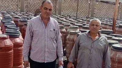 ضبط مخزن لتخزين وتعبئة المخلل بدون ترخيص بالبحيرة