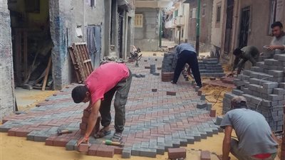 متابعة تركيب الإنترلوك بشوارع منطقة عشرة بالبحيرة