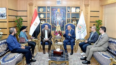 رئيس جامعة المنصورة يلتقي إدارة مكتب العلاقات الدولية