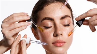 السيروم الليلي.. سر تجديد البشرة أثناء النوم