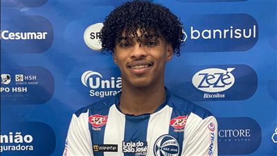 من عرعر إلى البرازيل.. قصة أول محترف سعودي في بلاد السامبا