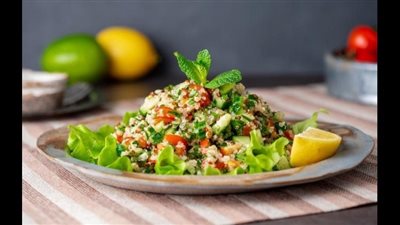 تبولة السبانخ والبرغل.. نكهة شرقية غنية بالحديد