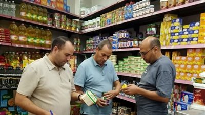 ضبط 156 عبوة ينسون مجهولة المصدر بالبحيرة