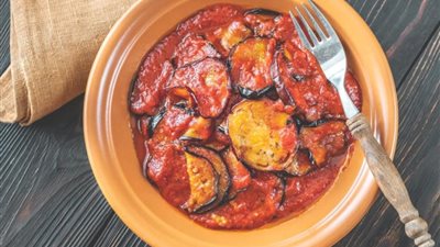 وجبة اقتصادية.. طريقة عمل مسقعة الباذنجان