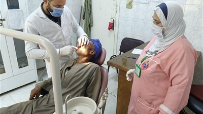 خدمات علاجية لـ 957 مواطنًا في قافلة طبية بالمنيا 