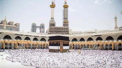 حكم أداء العمرة عن شخص على قيد الحياة