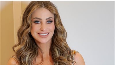 أنابيلا هلال تخطف الأنظار بالكشمير والترتر الذهبي (صور)