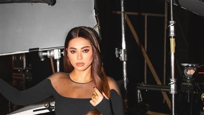 رحمة رياض تمزج بين أناقة الأسود وسحر الذهبي بإطلالة ساحرة