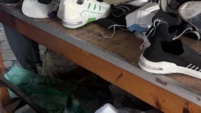 ضبط منشأة مخالفة لتصنيع الأحذية بشبين الكوم واستخدام علامات تجارية وهمية بالمنوفية