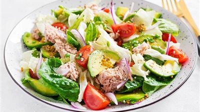 سلطة التونة بالأفوكادو وبذور الشيا للرجيم بطريقة صحية وشهية