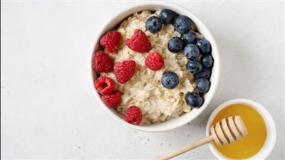 وجبة صحية وسريعة| طريق عمل شوفان بالتوت والعسل الطبيعي للرجيم