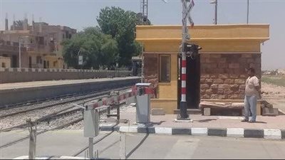 عامل مزلقان بالمنيا يكشف تفاصيل واقعة مخاطرته بحياته لإنقاذ سيدة من الموت