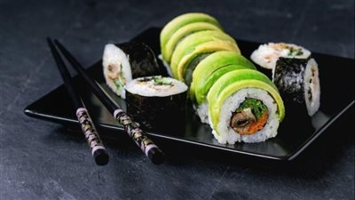 أسهل طريقة لعمل السوشي الياباني في المنزل