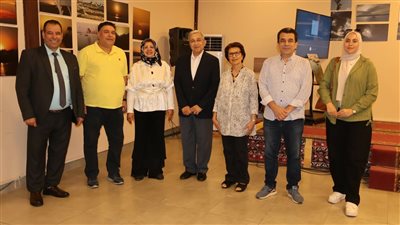 هويدا عطا تهدي إحدي لوحاتها لوزير الطيران الأسبق