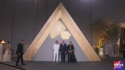 الرئيس السيسي والسيدة قرينته يستقبلان الوفود المشاركة في حفل المتحف الكبير