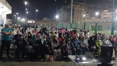 توافد المواطنين على شاشات العرض لمتابعة حفل افتتاح المتحف بالإسماعيلية 