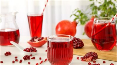 عصير الرمان الطازج.. مشروب صحي ينعش الجسم ويقوّي المناعة