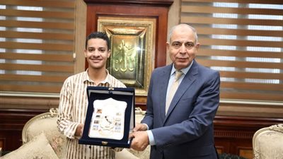 محافظ المنيا يكرم الفائز بالمركز السادس بمسابقة 