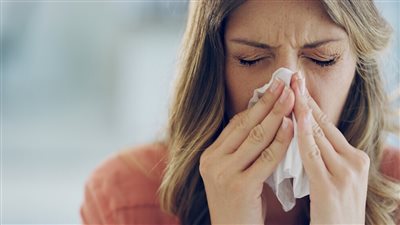 طبيبة تحذر.. سيلان الأنف في هذه الحالة ينذرك بمشكلة هرمونية