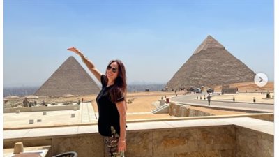 نرمين الفقي تتألق أمام الأهرامات احتفالًا بافتتاح المتحف المصري الكبير