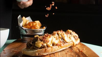 لمحبي الأكلات السريعة.. طريقة عمل ساندويتش ستيك بالجبن