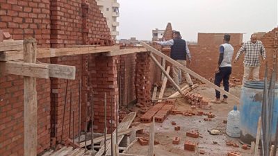 إزالة فورية لدور سابع علوي مخالف بدمنهور 