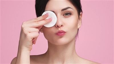 أخطاء شائعة في إزالة المكياج تسبب ترهل البشرة وظهور التجاعيد المبكرة