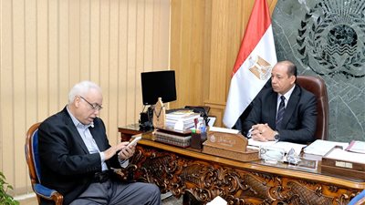 رئيس جامعة المنصورة يلتقي المشرف على برنامج زراعة الكبد لعرض التقرير التشغيلي للمركز