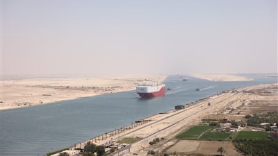 قناة السويس تنفي احتجازها ناقلة نفط بغاطس السويس